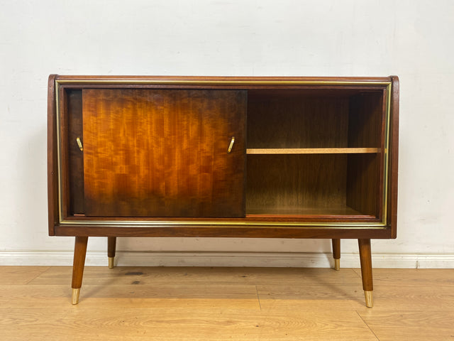 WMK Formschönes und gut erhaltenes Mid-Century Sideboard mit Schiebetüren und hübschen Messingbeschlägen # Kommode Schrank TV-Lowboard Fernsehkommode Wäschekommode Schuhschrank Rockabilly Vintage 50er