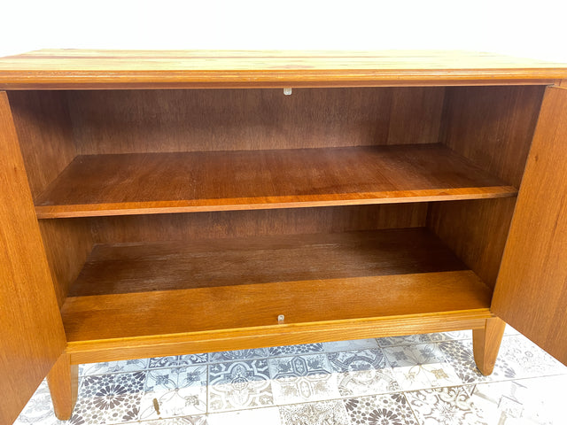 WMK Formschöne und hochwertige 50er Jahre Kommode aus vollem Holz mit toller Maserung und konischen Füßen # Schrank Sideboard Wäschekommode Flurkommode Schuhschrank Weichholz Mid-Century Vintage 60er