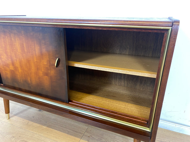 WMK Formschönes und gut erhaltenes Mid-Century Sideboard mit Schiebetüren und hübschen Messingbeschlägen # Kommode Schrank TV-Lowboard Fernsehkommode Wäschekommode Schuhschrank Rockabilly Vintage 50er