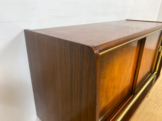 WMK Formschönes und gut erhaltenes Mid-Century Sideboard mit Schiebetüren und hübschen Messingbeschlägen # Kommode Schrank TV-Lowboard Fernsehkommode Wäschekommode Schuhschrank Rockabilly Vintage 50er