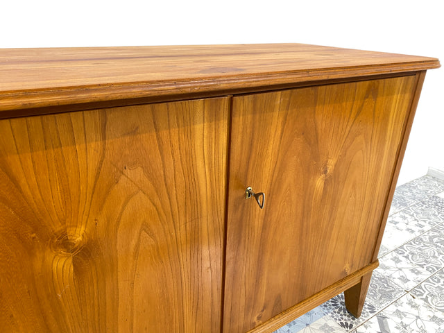 WMK Formschöne und hochwertige 50er Jahre Kommode aus vollem Holz mit toller Maserung und konischen Füßen # Schrank Sideboard Wäschekommode Flurkommode Schuhschrank Weichholz Mid-Century Vintage 60er