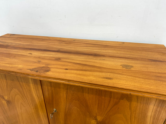 WMK Formschöne und hochwertige 50er Jahre Kommode aus vollem Holz mit toller Maserung und konischen Füßen # Schrank Sideboard Wäschekommode Flurkommode Schuhschrank Weichholz Mid-Century Vintage 60er