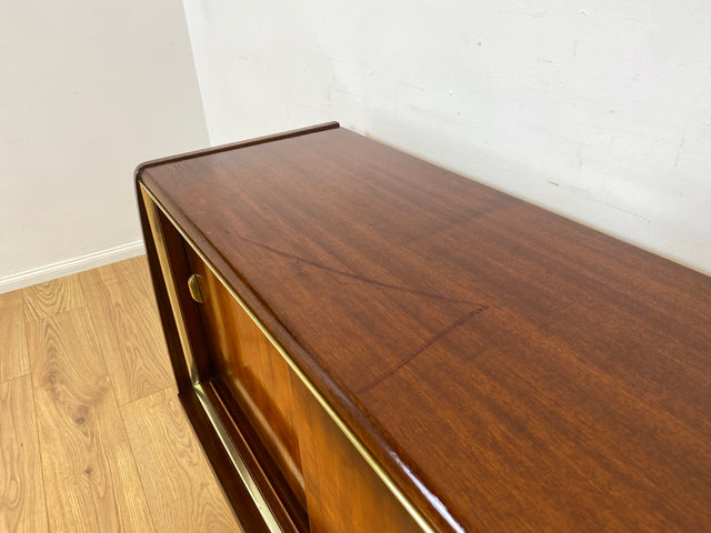 WMK Formschönes und gut erhaltenes Mid-Century Sideboard mit Schiebetüren und hübschen Messingbeschlägen # Kommode Schrank TV-Lowboard Fernsehkommode Wäschekommode Schuhschrank Rockabilly Vintage 50er