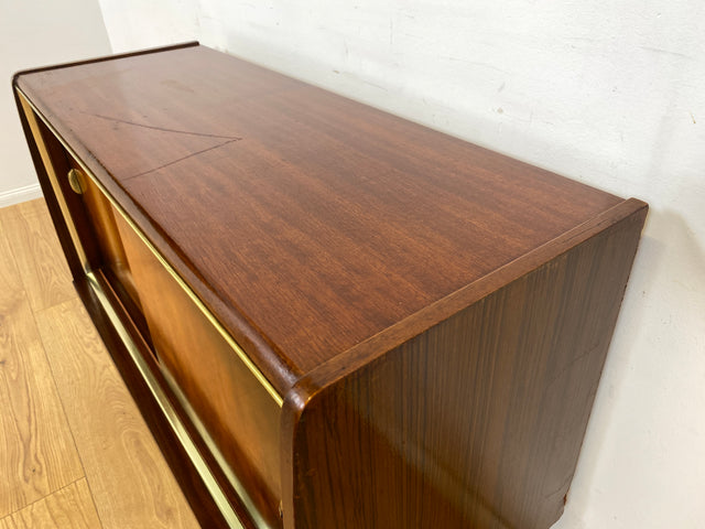 WMK Formschönes und gut erhaltenes Mid-Century Sideboard mit Schiebetüren und hübschen Messingbeschlägen # Kommode Schrank TV-Lowboard Fernsehkommode Wäschekommode Schuhschrank Rockabilly Vintage 50er