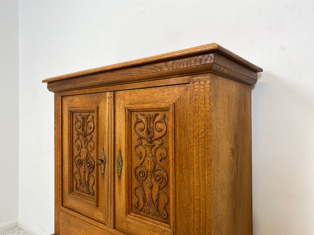 WMK Edler und sehr gut erhaltener antiker Stollenschrank aus Dänemark in massiver Eiche mit Schublade & Messingbeschlägen # Schrank Vertiko Highboard Geschirrschrank Wäscheschrank Jugendstil Vintage