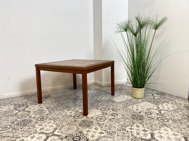 WMK Stilvoller und sehr gut erhaltener skandinavischer Couchtisch aus Dänemark, Teakholz Rahmen mit kunstvollen Fliesen # Wohnzimmertisch Fliesentisch Coffee Table Sofatisch Danish Design Vintage