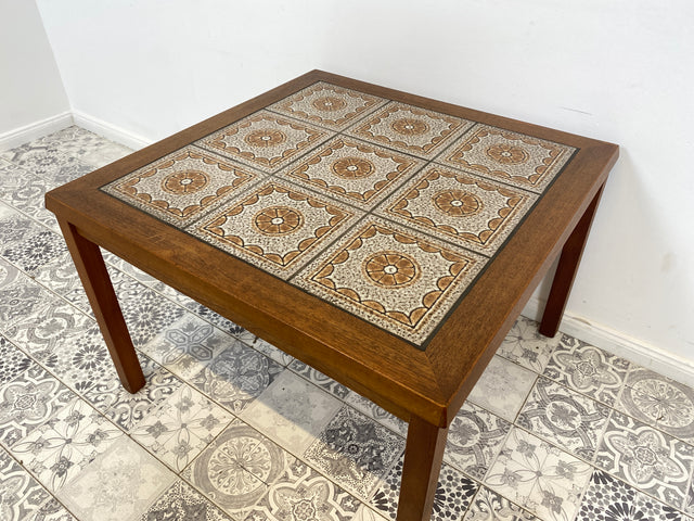 WMK Stilvoller und sehr gut erhaltener skandinavischer Couchtisch aus Dänemark, Teakholz Rahmen mit kunstvollen Fliesen # Wohnzimmertisch Fliesentisch Coffee Table Sofatisch Danish Design Vintage