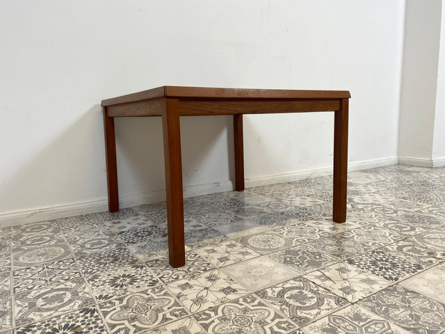 WMK Stilvoller und sehr gut erhaltener skandinavischer Couchtisch aus Dänemark, Teakholz Rahmen mit kunstvollen Fliesen # Wohnzimmertisch Fliesentisch Coffee Table Sofatisch Danish Design Vintage