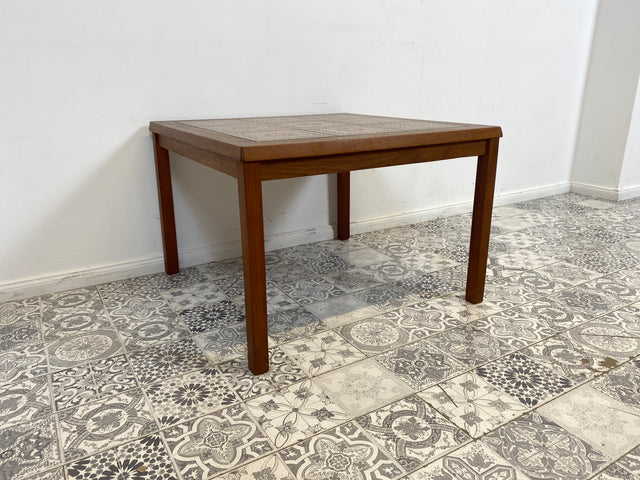 WMK Stilvoller und sehr gut erhaltener skandinavischer Couchtisch aus Dänemark, Teakholz Rahmen mit kunstvollen Fliesen # Wohnzimmertisch Fliesentisch Coffee Table Sofatisch Danish Design Vintage