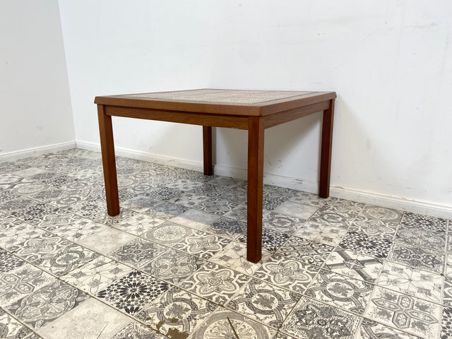 WMK Stilvoller und sehr gut erhaltener skandinavischer Couchtisch aus Dänemark, Teakholz Rahmen mit kunstvollen Fliesen # Wohnzimmertisch Fliesentisch Coffee Table Sofatisch Danish Design Vintage