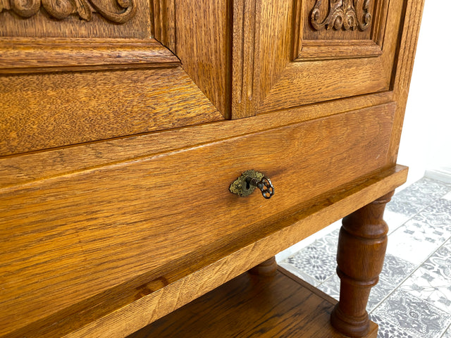 WMK Edler und sehr gut erhaltener antiker Stollenschrank aus Dänemark in massiver Eiche mit Schublade & Messingbeschlägen # Schrank Vertiko Highboard Geschirrschrank Wäscheschrank Jugendstil Vintage