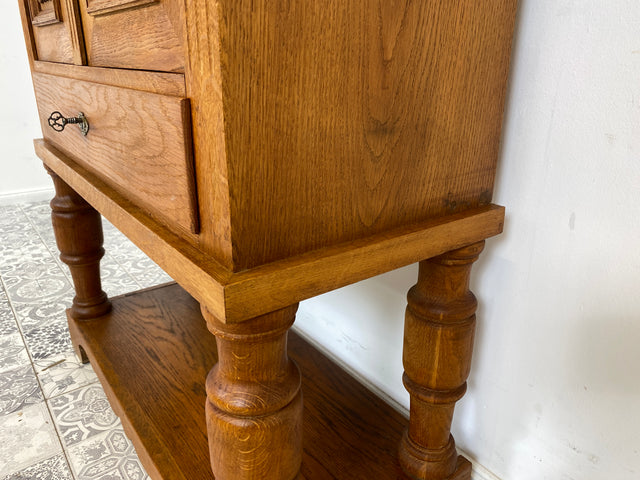 WMK Edler und sehr gut erhaltener antiker Stollenschrank aus Dänemark in massiver Eiche mit Schublade & Messingbeschlägen # Schrank Vertiko Highboard Geschirrschrank Wäscheschrank Jugendstil Vintage