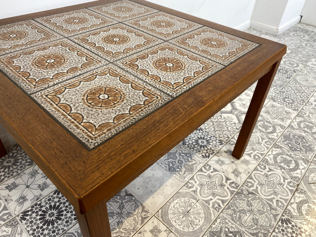 WMK Stilvoller und sehr gut erhaltener skandinavischer Couchtisch aus Dänemark, Teakholz Rahmen mit kunstvollen Fliesen # Wohnzimmertisch Fliesentisch Coffee Table Sofatisch Danish Design Vintage