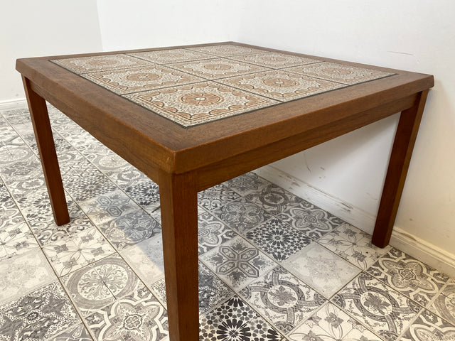 WMK Stilvoller und sehr gut erhaltener skandinavischer Couchtisch aus Dänemark, Teakholz Rahmen mit kunstvollen Fliesen # Wohnzimmertisch Fliesentisch Coffee Table Sofatisch Danish Design Vintage