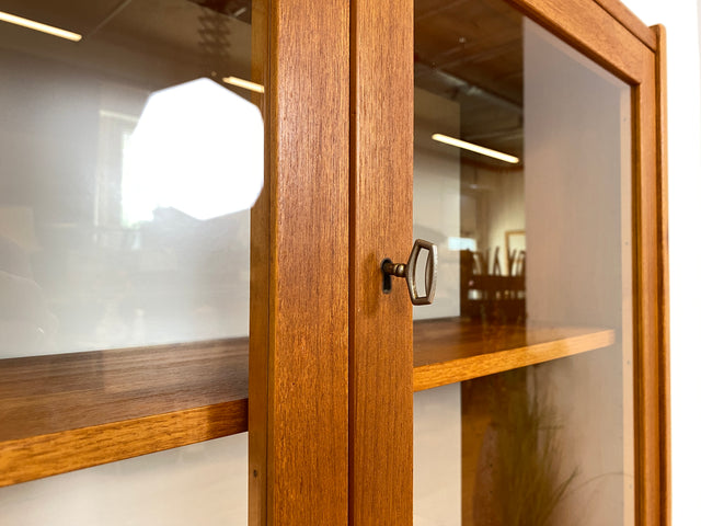 WMK Stilvolle und gut erhaltene skandinavische Vitrine in Teakholz mit schönen Holzgriffen # Highboard Schrank Bücherschrank Büchervitrine Kommode Sideboard Danish Design Vintage Mid-Century Teak 60er