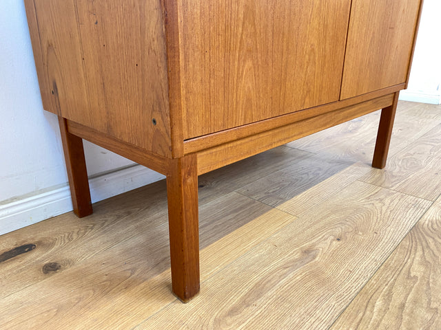 WMK Stilvolle und gut erhaltene skandinavische Vitrine in Teakholz mit schönen Holzgriffen # Highboard Schrank Bücherschrank Büchervitrine Kommode Sideboard Danish Design Vintage Mid-Century Teak 60er