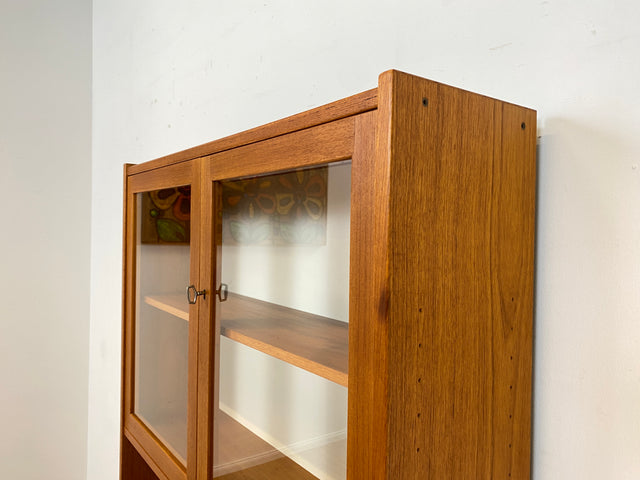 WMK Stilvolle und gut erhaltene skandinavische Vitrine in Teakholz mit schönen Holzgriffen # Highboard Schrank Bücherschrank Büchervitrine Kommode Sideboard Danish Design Vintage Mid-Century Teak 60er