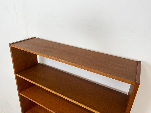 WMK Stilvoller & gut erhaltener skandinavische Bücherschrank aus vollem Holz im Teak , mit verstellbaren Regalböden # Regal Bücherregal Sideboard Fernsehkommode Danish Design Vintage Teakholz 60er