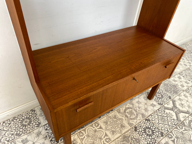 WMK Stilvoller & gut erhaltener skandinavische Bücherschrank aus vollem Holz im Teak , mit verstellbaren Regalböden # Regal Bücherregal Sideboard Fernsehkommode Danish Design Vintage Teakholz 60er