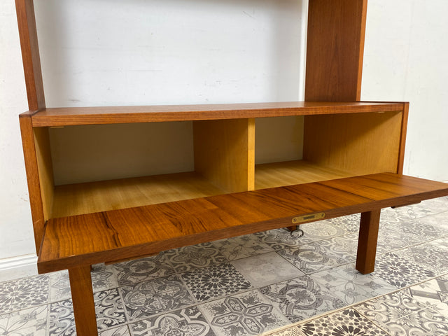 WMK Stilvoller & gut erhaltener skandinavische Bücherschrank aus vollem Holz im Teak , mit verstellbaren Regalböden # Regal Bücherregal Sideboard Fernsehkommode Danish Design Vintage Teakholz 60er