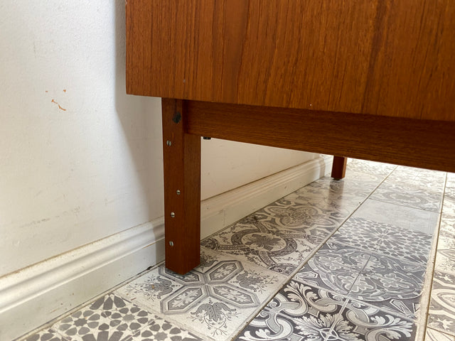 WMK Stilvoller & gut erhaltener skandinavische Bücherschrank aus vollem Holz im Teak , mit verstellbaren Regalböden # Regal Bücherregal Sideboard Fernsehkommode Danish Design Vintage Teakholz 60er