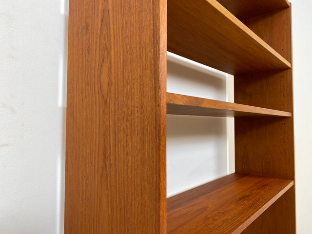 WMK Stilvoller & gut erhaltener skandinavische Bücherschrank aus vollem Holz im Teak , mit verstellbaren Regalböden # Regal Bücherregal Sideboard Fernsehkommode Danish Design Vintage Teakholz 60er