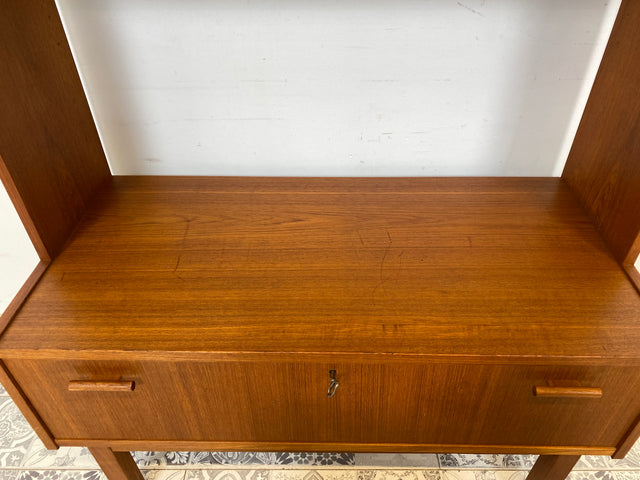 WMK Stilvoller & gut erhaltener skandinavische Bücherschrank aus vollem Holz im Teak , mit verstellbaren Regalböden # Regal Bücherregal Sideboard Fernsehkommode Danish Design Vintage Teakholz 60er