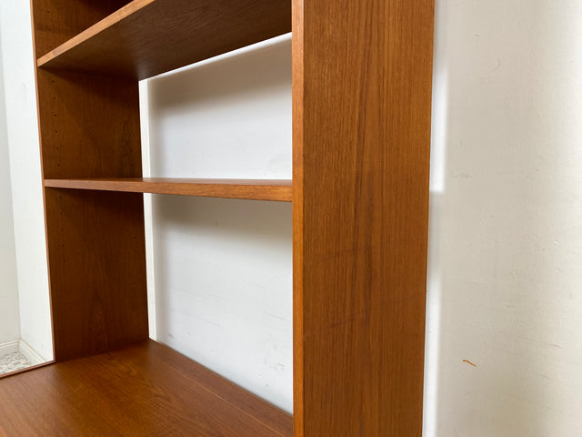 WMK Stilvoller & gut erhaltener skandinavische Bücherschrank aus vollem Holz im Teak , mit verstellbaren Regalböden # Regal Bücherregal Sideboard Fernsehkommode Danish Design Vintage Teakholz 60er