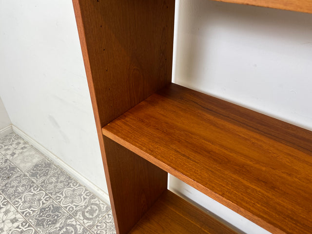 WMK Stilvoller & gut erhaltener skandinavische Bücherschrank aus vollem Holz im Teak , mit verstellbaren Regalböden # Regal Bücherregal Sideboard Fernsehkommode Danish Design Vintage Teakholz 60er