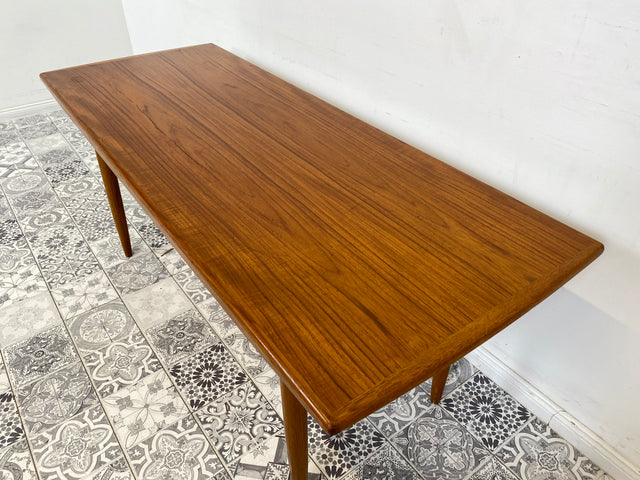 WMK Formschöner und sehr gut erhaltener skandinavischer Couchtisch aus Teakholz mit besonders schöner Maserung # Wohnzimmertisch Tisch Coffee Table Danish Design Mid-Century Vintage Teak 50er 60er