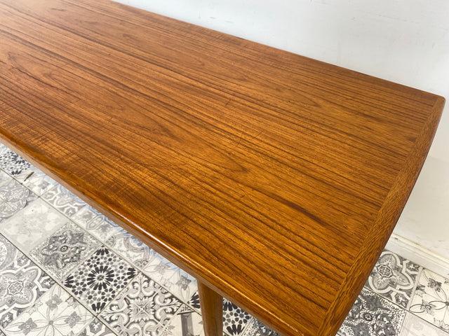 WMK Formschöner und sehr gut erhaltener skandinavischer Couchtisch aus Teakholz mit besonders schöner Maserung # Wohnzimmertisch Tisch Coffee Table Danish Design Mid-Century Vintage Teak 50er 60er