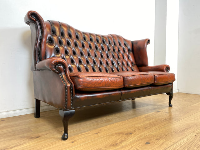 WMK Hochwertiges und gut erhaltenes original englisches Wingback Chesterfield Sofa in gestepptem Echtleder Bezug # Ledersofa Ledercouch 3-Sitzer Ohrensessel Queen Anne Leather Leder High Back Vintage