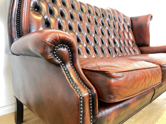 WMK Hochwertiges und gut erhaltenes original englisches Wingback Chesterfield Sofa in gestepptem Echtleder Bezug # Ledersofa Ledercouch 3-Sitzer Ohrensessel Queen Anne Leather Leder High Back Vintage