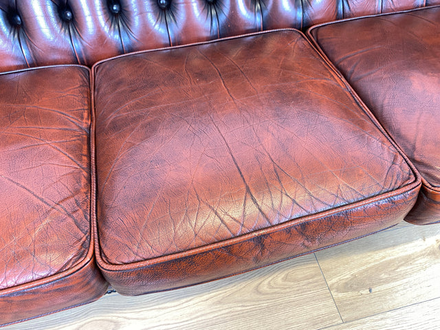 WMK Hochwertiges und gut erhaltenes original englisches Wingback Chesterfield Sofa in gestepptem Echtleder Bezug # Ledersofa Ledercouch 3-Sitzer Ohrensessel Queen Anne Leather Leder High Back Vintage