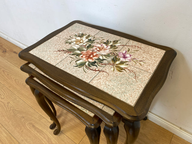 WMK Wunderschöner & gut erhaltener 60er Jahre Chippendale 3-in-1 Satztisch mit hübschen handbemalten Fliesen # Beistelltisch Coffee Table Wohnzimmertisch Couchtisch Blumentisch Retro Stilmöbel Vintage