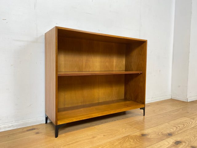 Sehr schönes niedriges Mid-Century Regal in Nussbaum auf neuen Metallfüßen I Bücherregal Bücherschrank Holzregal Bookshelf Küchenregal Badregal Sideboard Vintage 60er I
