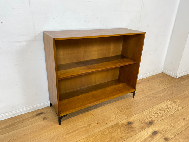Sehr schönes niedriges Mid-Century Regal in Nussbaum auf neuen Metallfüßen I Bücherregal Bücherschrank Holzregal Bookshelf Küchenregal Badregal Sideboard Vintage 60er I