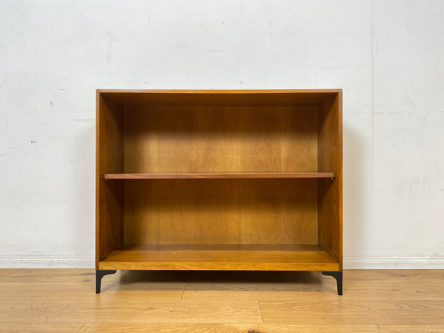 Sehr schönes niedriges Mid-Century Regal in Nussbaum auf neuen Metallfüßen I Bücherregal Bücherschrank Holzregal Bookshelf Küchenregal Badregal Sideboard Vintage 60er I