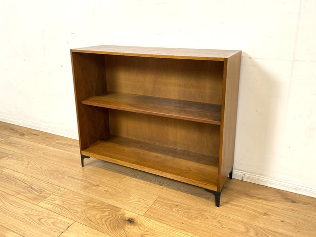 Sehr schönes niedriges Mid-Century Regal in Nussbaum auf neuen Metallfüßen I Bücherregal Bücherschrank Holzregal Bookshelf Küchenregal Badregal Sideboard Vintage 60er I