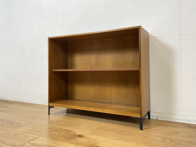 Sehr schönes niedriges Mid-Century Regal in Nussbaum auf neuen Metallfüßen I Bücherregal Bücherschrank Holzregal Bookshelf Küchenregal Badregal Sideboard Vintage 60er I
