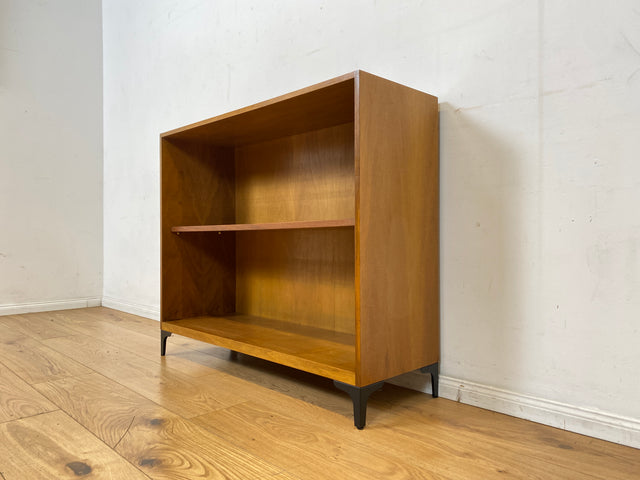 Sehr schönes niedriges Mid-Century Regal in Nussbaum auf neuen Metallfüßen I Bücherregal Bücherschrank Holzregal Bookshelf Küchenregal Badregal Sideboard Vintage 60er I