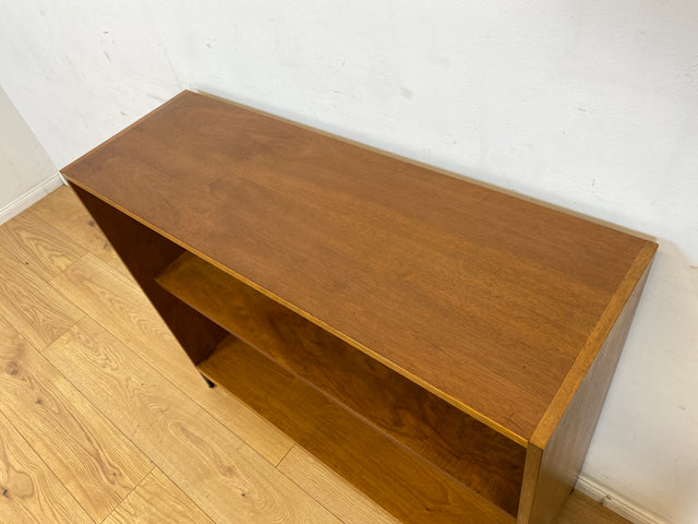Sehr schönes niedriges Mid-Century Regal in Nussbaum auf neuen Metallfüßen I Bücherregal Bücherschrank Holzregal Bookshelf Küchenregal Badregal Sideboard Vintage 60er I