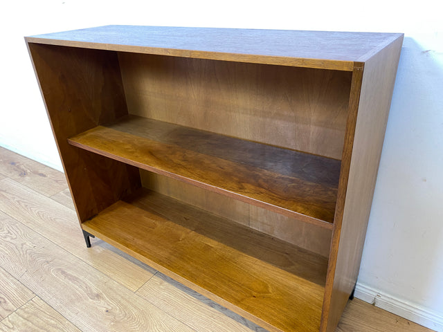 Sehr schönes niedriges Mid-Century Regal in Nussbaum auf neuen Metallfüßen I Bücherregal Bücherschrank Holzregal Bookshelf Küchenregal Badregal Sideboard Vintage 60er I
