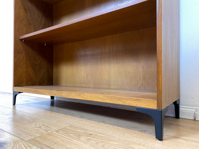 Sehr schönes niedriges Mid-Century Regal in Nussbaum auf neuen Metallfüßen I Bücherregal Bücherschrank Holzregal Bookshelf Küchenregal Badregal Sideboard Vintage 60er I