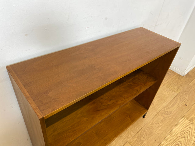 Sehr schönes niedriges Mid-Century Regal in Nussbaum auf neuen Metallfüßen I Bücherregal Bücherschrank Holzregal Bookshelf Küchenregal Badregal Sideboard Vintage 60er I