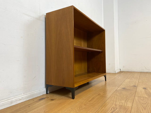 Sehr schönes niedriges Mid-Century Regal in Nussbaum auf neuen Metallfüßen I Bücherregal Bücherschrank Holzregal Bookshelf Küchenregal Badregal Sideboard Vintage 60er I