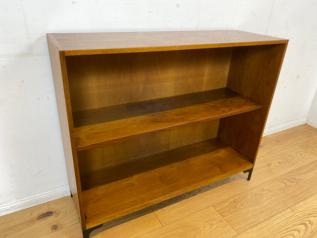 Sehr schönes niedriges Mid-Century Regal in Nussbaum auf neuen Metallfüßen I Bücherregal Bücherschrank Holzregal Bookshelf Küchenregal Badregal Sideboard Vintage 60er I