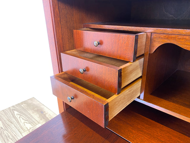 WMK Vornehmer und sehr gut erhaltener Vintage Sekretär in antikem Stil aus Vollholz in edlem Mahagoni mit feinen Messinggriffen # Schreibschrank Schreibtisch Highboard Schrank Desk Biedermeier Vintage