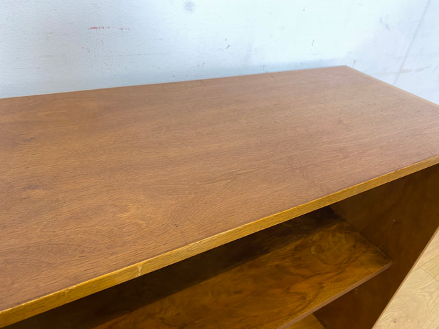 Sehr schönes niedriges Mid-Century Regal in Nussbaum auf neuen Metallfüßen I Bücherregal Bücherschrank Holzregal Bookshelf Küchenregal Badregal Sideboard Vintage 60er I