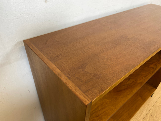 Sehr schönes niedriges Mid-Century Regal in Nussbaum auf neuen Metallfüßen I Bücherregal Bücherschrank Holzregal Bookshelf Küchenregal Badregal Sideboard Vintage 60er I